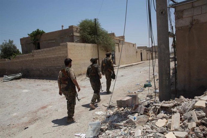 Archivo - Milicianos de las Fuerzas Democráticas Sirias (FDS) en Raqqa, en el este del país