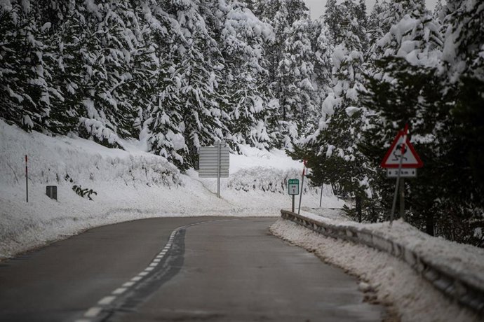 Archivo - Puerto de montaña La Collada de Toses durante el temporal de nieve en Girona, a 28 de diciembre de 2025, en Girona, Catalunya (España). Este sábado por la tarde se ha podido reabrir al tráfico la carretera N-260 entre Ribes de Freser y Alp (Giro