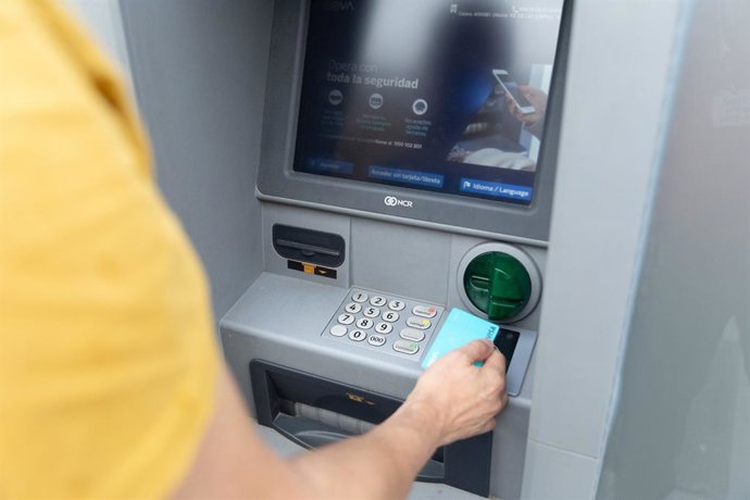 Archivo - Un hombre utiliza un cajero automático, a 26 de junio de 2024, en Madrid (España). La economía española creció un 0,8% en el primer trimestre del año, una décima más de lo esperado y también una décima por encima de lo que lo hizo en el cuarto t
