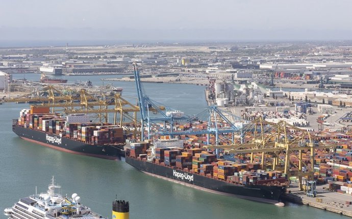 Archivo - El Puerto de Barcelona aumenta su tráfico exterior de contenedores por las importaciones de Asia.