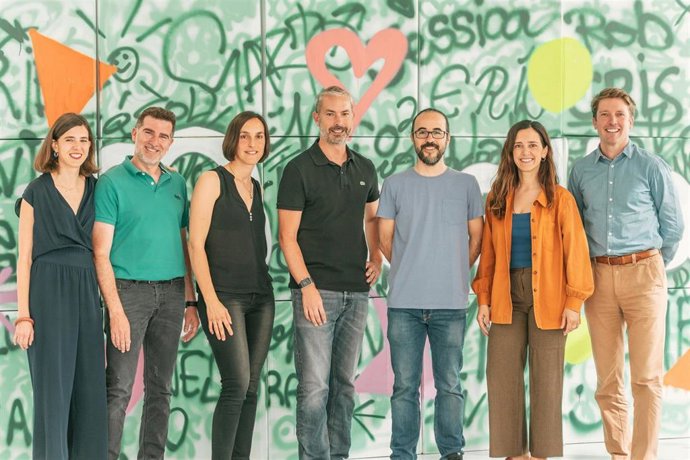 Archivo - El consejero delegado de Wallapop, Rob Cassedy, y el equipo de la plataforma