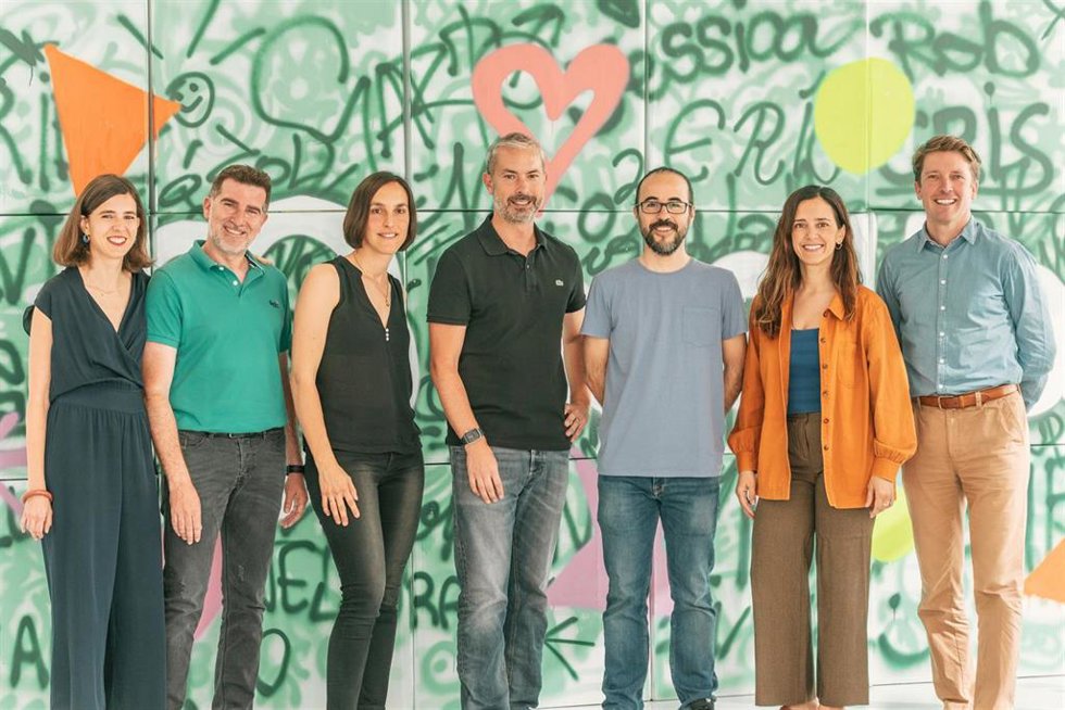 Archivo - El consejero delegado de Wallapop, Rob Cassedy, y el equipo de la plataforma