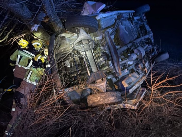 Bomberos de la Diputación de Cáceres intervienen en un accidente de tráfico en Valencia de Alcántara.