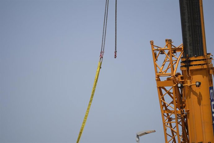 Archivo - Detalle de la grúa de la nave en construcción desplomada donde ha fallecido una persona. A 20 de junio de 2025, en Camas, Sevilla (Andalucía, España). Una persona ha fallecido como consecuencia del grave accidente acontecido la tarde de este vie