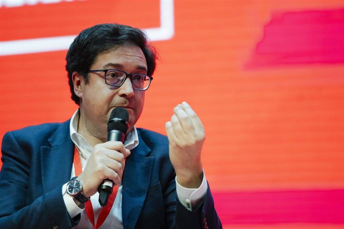 Archivo - El secretario general del PSOE-M y ministro para la Transformación Digital y de la Función Pública, Óscar López, durante el 15º Congreso Regional del PSOE-M, en la Universidad Carlos III, a 1 de febrero de 2025, en Leganés, Madrid (España). 