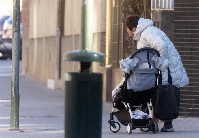 Archivo - Una mujer con un carrito de bebé, a 14 de enero de 2025, en Madrid (España).  