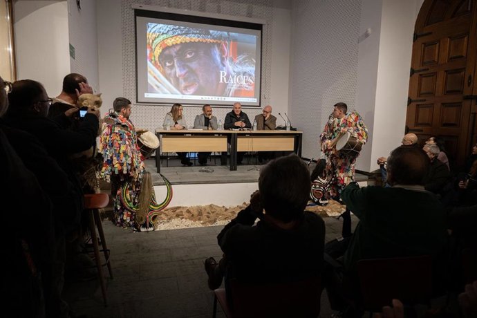 Presentación de 'Raíces', un libro que recoge las tradiciones de los pueblos de la provincia de Cáceres con fotografías de Francis Villegas