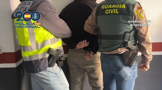 Detenido en Puente de Vallecas por robar vehículos de gran cilindrada y duplicar matrículas para robar en establecimientos