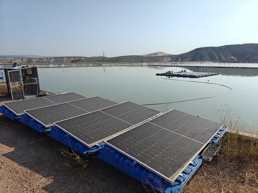 Archivo - Sistema fotovoltaico en una balsa de riego.