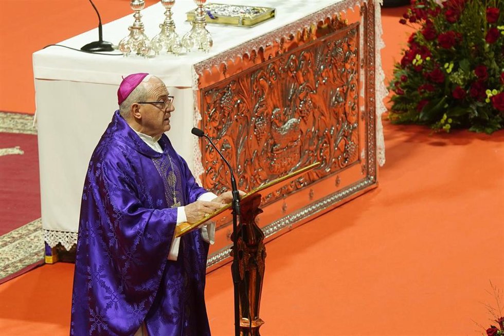 El obispo de Huelva, Santiago Gómez Sierra durante la misa funeral en memoria de las 45 personas fallecidas en el accidente ferroviario de Adamuz (Córdoba).