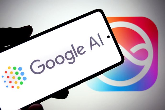 Archivo - July 26, 2025, India: In this photo illustration, a Google AI logo is seen displayed on a smartphone with an Apple Siri logo in the background.