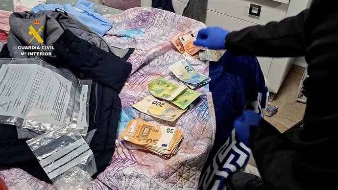 Dinero y objetos incautados al desmantelar un grupo criminal que robó al dueño de una joyería.