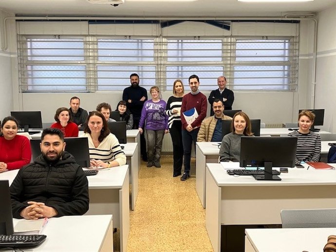 Archivo - Asistentes a uno de los cursos de español para extranjero de OICOS.-ARCHIVO