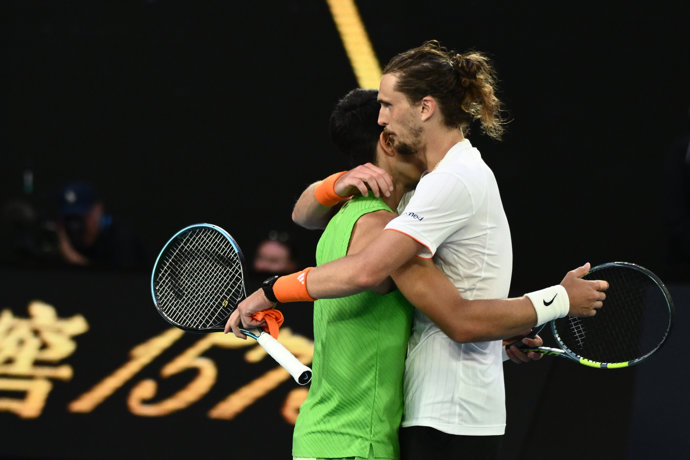 El tenista Carlos Alcaraz y el alemán Alexander Zverev se abrazan tras su semifinal del Abierto de Australia 2026