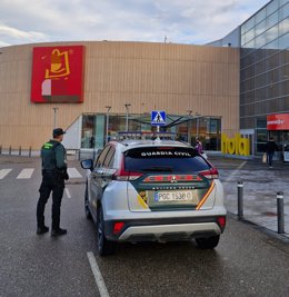 Imagen de una patrulla de la Guardia Civil en el centro comercial de Arroyo de la Encomienda