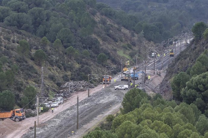 Imágenes de las obra de reparación de la vía en Adamuz tras el siniestro, a 29 de enero de 2026, en Córdoba (Andalucía, España).