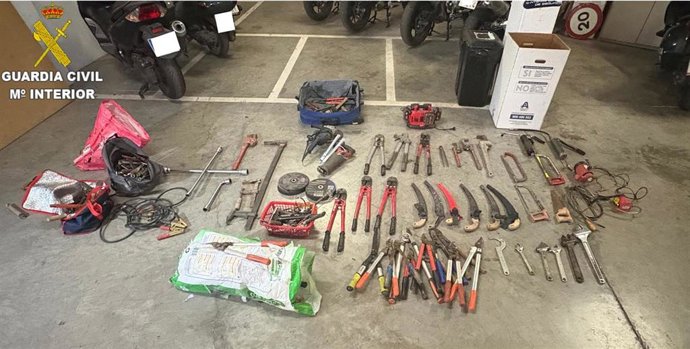 Objetos intervenidos por la Guardia Civil tras detener a miembros de una misma familia en Tarancón especializados en robos en explotaciones agrícolas.