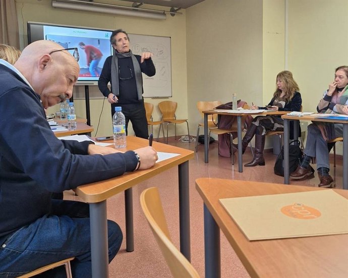 La directora general de Inclusión Educativa y Ordenación, María Dolores Bueno, y el creador del programa Tutoría entre Iguales (TEI), Andrés Bellido, durante la formación al equipo impulsor.