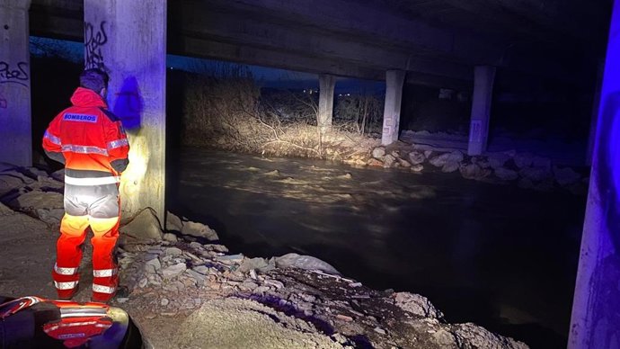 Un bombero vigila el cauce de un río en Jaén.