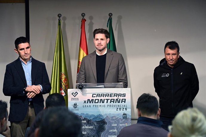 El diputado de Deportes e Instalaciones Deportivas, Eric Escobedo, junto al delegado territorial en Granada de la Federación de Deportes de Montaña, Senderismo y Escalada, Pablo García.