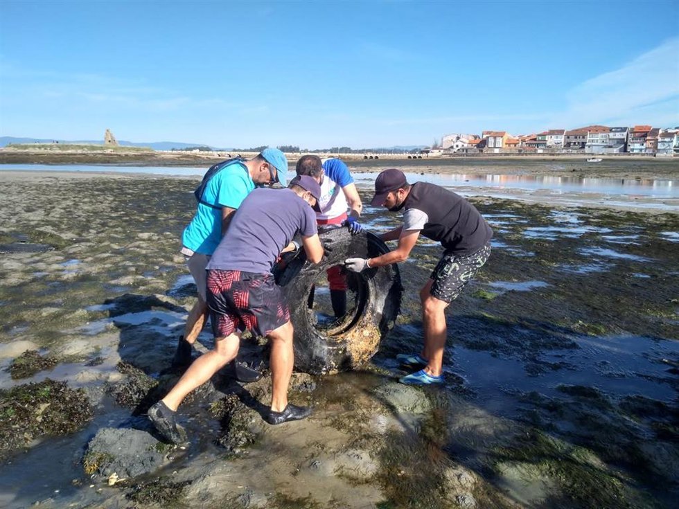 Archivo - Mariscadoras y voluntariado de Afundación retinan más de una tonelada de residuos en los fondos marisqueros de Cambados (Pontevedra)