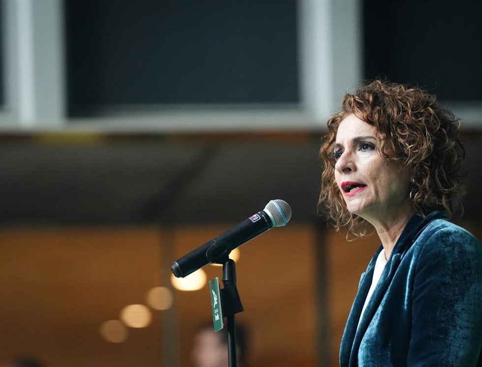 La vicepresidenta primera del Gobierno y ministra de Hacienda, María Jesús Montero, atiende a los medios, antes de presidir el acto de presentación del Plan EDIL de la provincia de Sevilla. A 30 de enero del 2026 en Sevilla. España. Los proyectos EDIL (