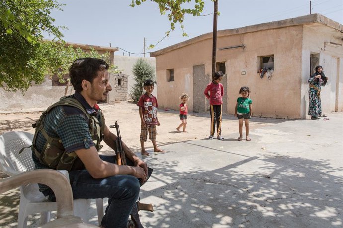 Archivo - July 6, 2017 - Raqqa, Rojava, Syria - Syria / Raqqa / West Ward / Hawi al-Hawa / Frontline. Fighter Abu Baker goes to see his uncle's family, posted a few miles from the frontline. Several Arab groups of the FDS (Syrian Democratic Forces) are in