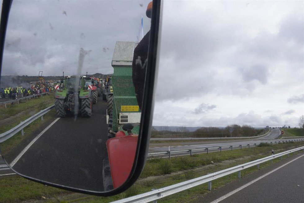 Agricultores y ganaderos cortan la A-52 con tractores y rollos de paja, a 10 de enero de 2026, en Xinzo de Limia, Orense, Galicia (España).