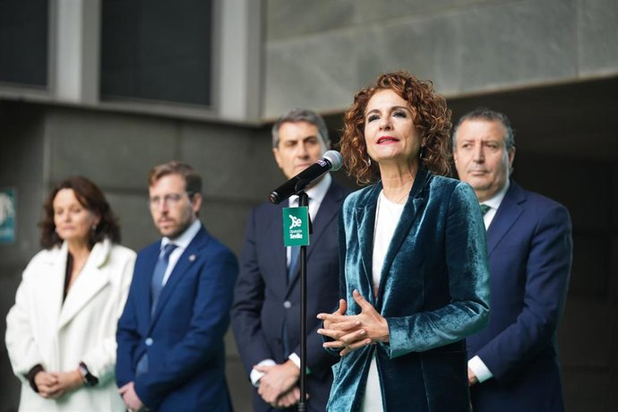 La vicepresidenta primera y ministra de Hacienda, María Jesús Montero, este viernes en declaraciones a los medios en Sevilla, antes de presidir el acto de presentación del Plan EDIL de la provincia.