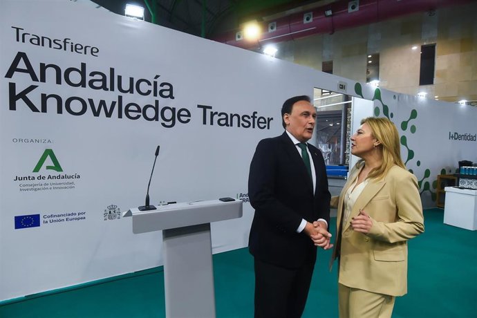 Archivo - Imagen de archivo de los consejeros de Economía, Hacienda y Fondos Europeos, Carolina España, y de Universidad, José Carlos Gómez Villamandos, en el expositor de la Junta de Andalucía en el Foro Transfiere 2024 en Fycma.