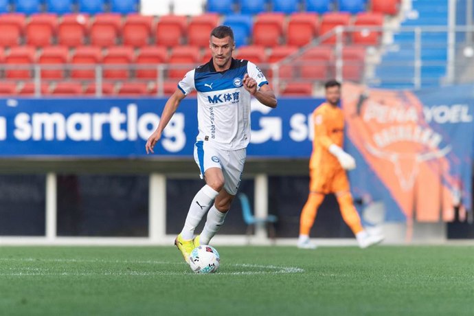 El defensa serbio del Deportivo Alavés Nikola Maras, en un partido con el equipo de Vitoria.