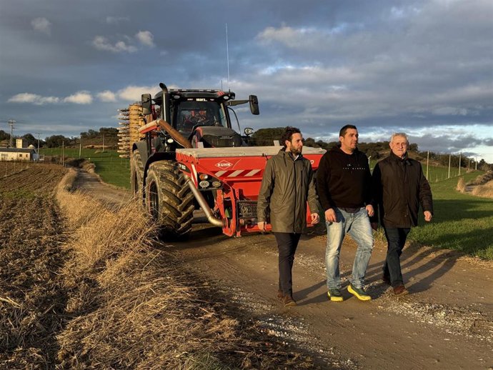 El presidente de la DPH, Isaac Claver, junto a un agricultor.