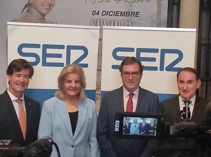El presidente de la CES, Miguel Rus; la exministra de Empleo y presidenta de la Fundación CEOE, Fátima Báñez; el presidente de la CEOE, Antonio Garamendi, y el presidente de la CEA, Javier Fernández de Lara, en un encuentro SER, en foto de archivo.