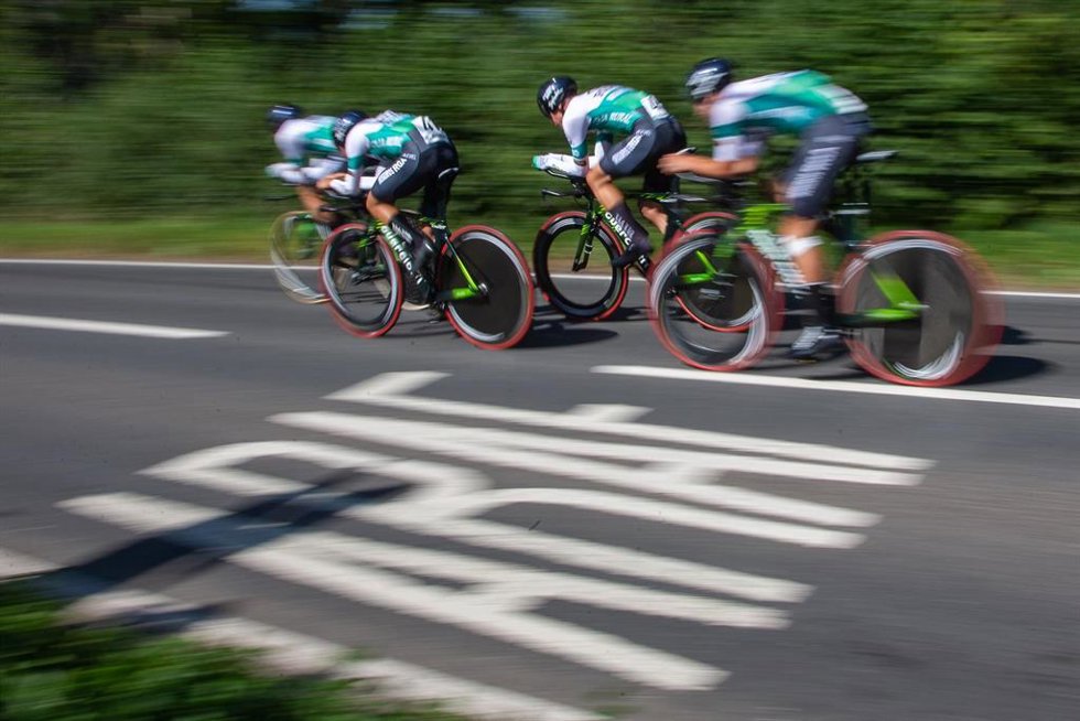 Archivo - Ciclistas del Caja Rural-Seguros RGA en una contrarreloj por equipos