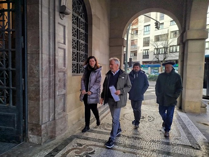 Representantes de UAGN, EHNE Nafarroa, UCAN, AGAIN y Semilla y Belarra entregan en la Delegación del Gobierno un manifiesto con reivindicaciones del sector primario