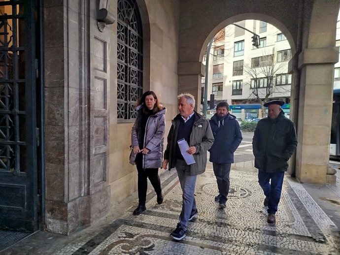 Representantes de UAGN, EHNE Nafarroa, UCAN, AGAIN y Semilla y Belarra entregan en la Delegación del Gobierno un manifiesto con reivindicaciones del sector primario