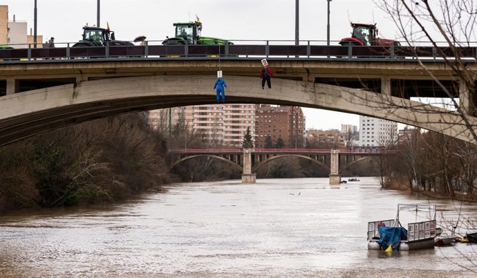 Los bomberos buscan un cadáver en el Pisuerga que al final era un 'pelele' de la tractorada