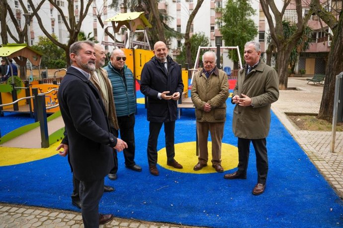 El alcalde de Sevilla, José Luis Sanz, visita la finalización de las obras en el entorno de San Joaquín.