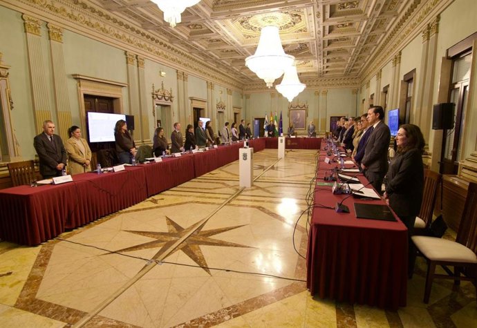 Minuto de silencio por las víctimas de Adamuz antes del inicio del Pleno Extraordinadio del Ayuntamiento de Huelva para aprobar las Medallas y Honores de la ciudad.