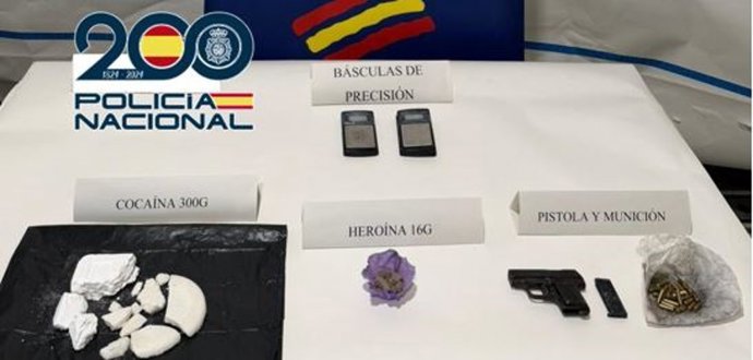 Cocaína y arma intervenida a un joven en Baza (Granada).