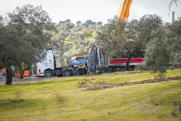 Trabajadores realizan tareas de retirada de los vagores en el punto de las vías donde tuvo lugar el accidente de trenes de Adamuz, a 24 de enero de 2026 en Adamuz (Córdoba, Andalucía).