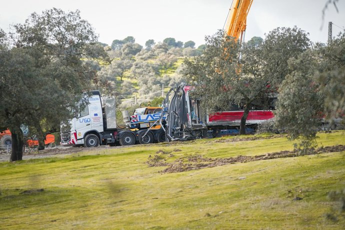Trabajadores realizan tareas de retirada de los vagores en el punto de las vías donde tuvo lugar el accidente de trenes de Adamuz, a 24 de enero de 2026 en Adamuz (Córdoba, Andalucía).