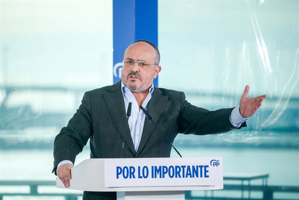 El presidente del PP de Catalunya, Alejandro Fernández, interviene durante un acto tras el comité de dirección nacional del PP, en el Hotel Grand Marina, a 12 de enero de 2026, en Barcelona, Catalunya (España). Este encuentro en la capital catalana se p