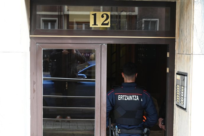 Portal del edificio en el que se han producido los hechos