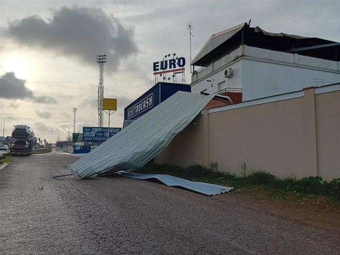 Tejado arrancado por el viento de la borrasca Kristin en Zafra