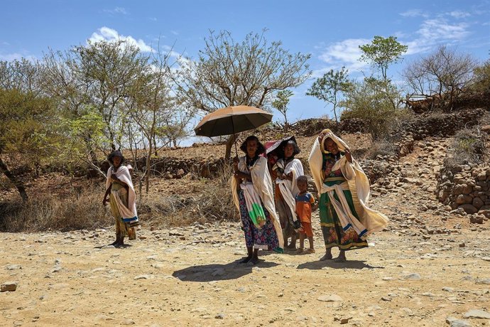 Archivo - May 18, 2023, Abiy Adi, Tigray, Ethiopia: A group of local women from the Tigray region make their way to their homes in a rural area near Abi Adi. Northern Ethiopia is still suffering from the effects of the 2020 war, now on pause. More than 80