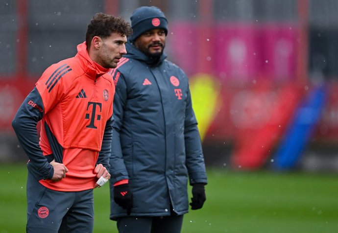 Archivo - 20 November 2025, Bavaria, Munich: FC Bayern Munich's Coach Vincent Kompany  leads the training session alongside Leon Goretzka in a training session ahead of Saturday's German Bundesliga soccer match against SC Freiburg, at the Saebener Strasse