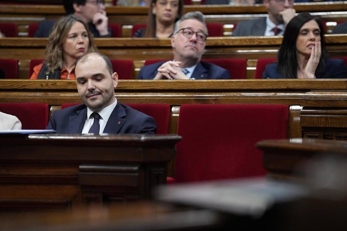 El conseller de la Presidencia, Albert Dalmau, durante una sesión de control, en el Parlament de Catalunya, a 28 de enero de 2026