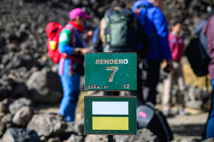 Archivo - La ecotasa para el acceso a senderos en el Teide recauda 34.090 euros y registra más de 3.000 turistas en dos semanas