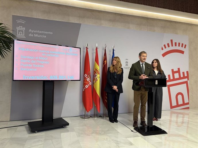 El concejal Marco Antonio Fernández, junto a la edil Pilar Torres y la vicealcaldesa y portavoz del equipo de Gobierno, Rebeca Pérez
